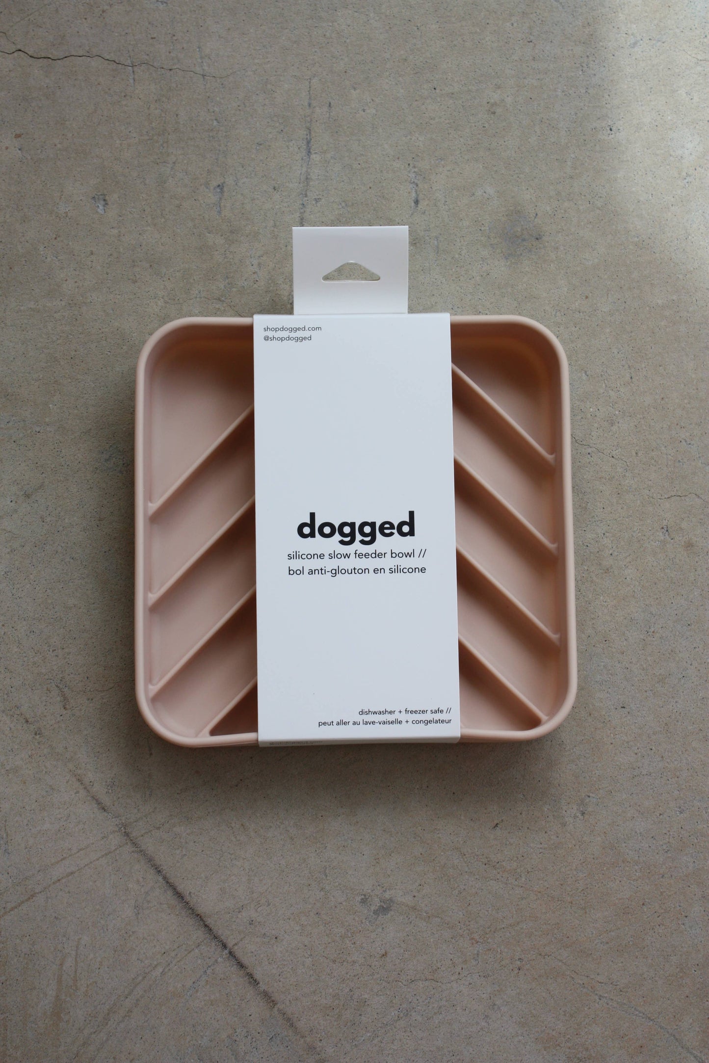 Bol d'alimentation lent à chevrons - eau de rose