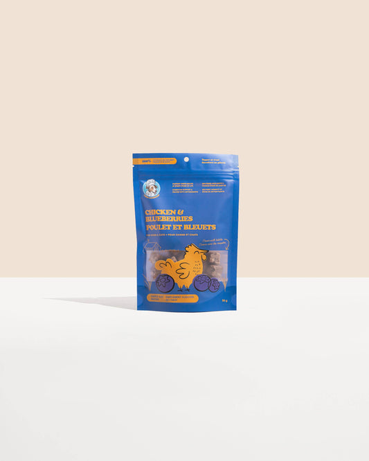 Cubes de poulet et bleuets lyophilisés